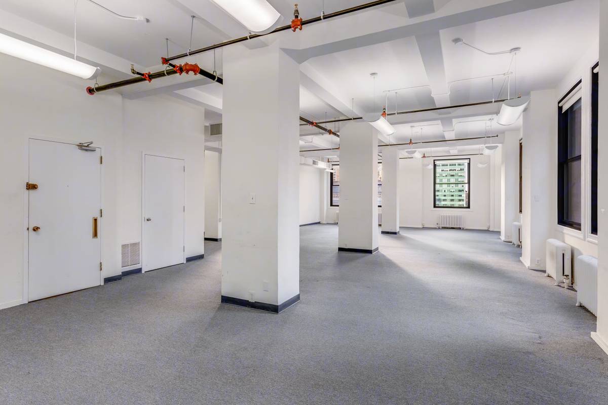 Manhattan Luminary: Your Corner of Productivity and Light
