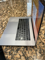 Apple MacBook Pro 15” 2018 i7 2.2GHz 16GB 256GB SSD RADEON PRO 555X 4G