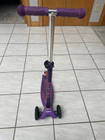 Micro Maxi 3 Wheel Kick Scooter in Purple