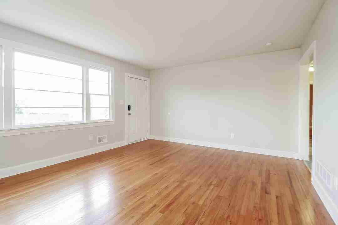 6 Bedroom 3.5 Bedroom Single Family Home For Rent