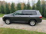 2010 Toyota Highlander SE FWD, gray exterior, 3rd row seating, well maintained, ideal for snow driving.