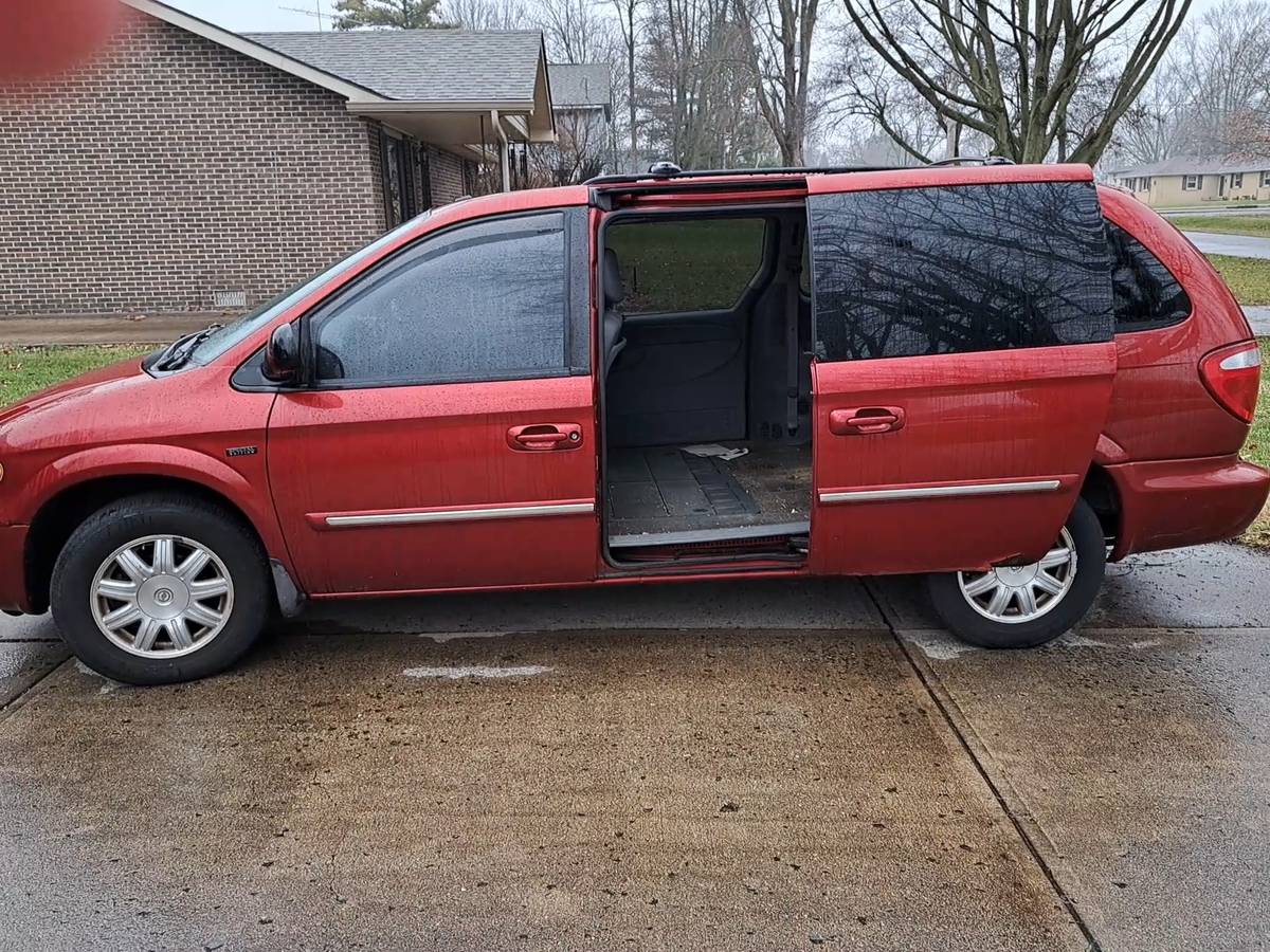 2007 Chrysler Town and Country 96,000 mi