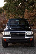 Front view of a 1998 Toyota Tacoma SR5 4WD truck in excellent condition.