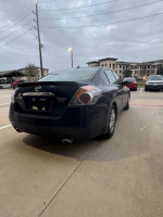 2007 Nissan Altima 3.5 SE with leather interior parked, showcasing its clean exterior and modern styling.
