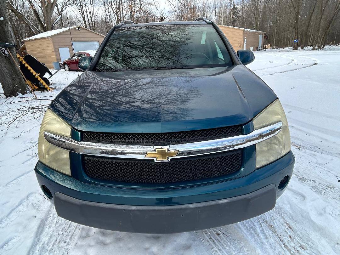 Front view of a 2007 Chevrolet Equinox LT FWD parked in snow, showcasing its clean condition and Chevy branding.