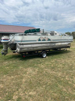 Pontoon boat